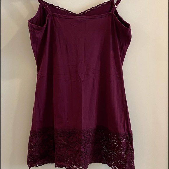 😁 Maroon tank top with lace on top and bottom - Picture 2 of 4